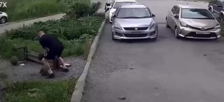Владивосток: Хулиганы вырвали лавочку с основанием на улице Надибаидзе