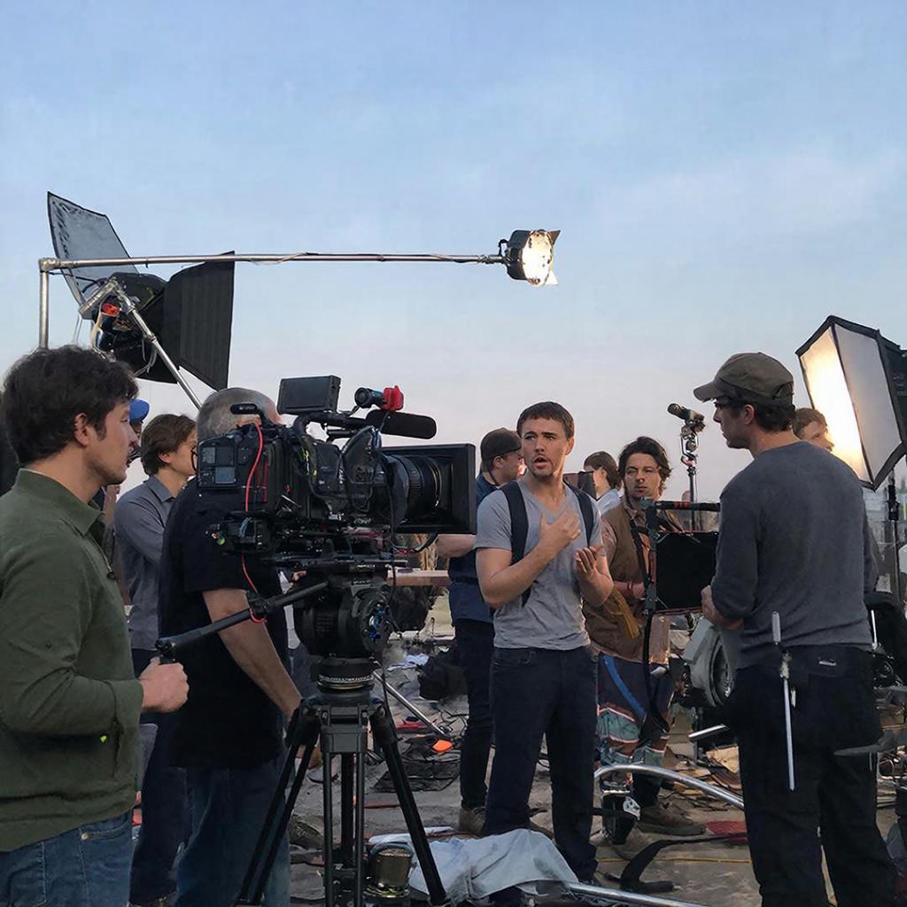 В Москве учредили премию для закадровых специалистов киноиндустрии Организаторы премии Москино и Киностудия Горького входящие в состав московского кинокластера рассказали в столичной мэрии Премия Цех За кадром предназначена для тех чья работа обычно скрыта от широкой публики и не освещается на кинофестивалях Награду будут вручать в 12 номинациях Прием заявок уже начался и продлится до 30 января 2026 года включительно рассказала заместитель Мэра Москвы Наталья Сергунина В номинациях конкурса представлены цеха киноиндустрии Реквизиторский цех Цех компьютерной графики Гримерный цех Монтажный цех Осветительский цех Художественно постановочный цех Костюмерный цех Звукорежиссерский цех Каскадерский цех Цех кастинг директоров Цех консультантов экспертов Дрессировочный цех К участию приглашают специалистов которые работали над полнометражными фильмами вышедшими на экраны в 2025 году сделановроссии Подписывайтесь на Сделано в России