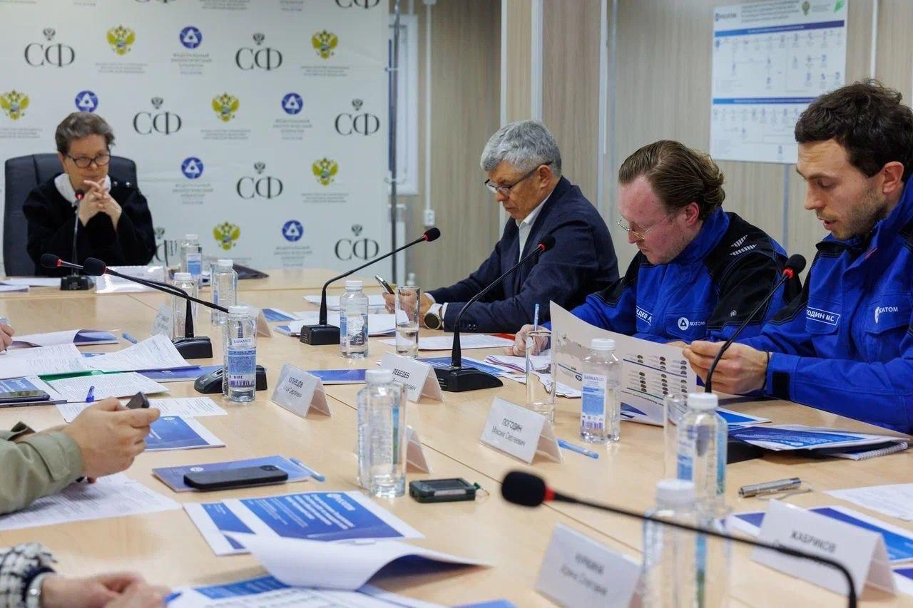 Сенаторы РФ ознакомились с ходом проводимых Росатомом работ по ликвидации накопленного вреда окружающей среде На территории полигона промышленных отходов Красный Бор состоялось выездное заседание профильной рабочей группы Совета Федерации В нем приняли участие представители Совета Федерации Минприроды России Госкорпорации Росатом Федерального экологического оператора а также руководители региональных профильных ведомств Андрей Никипелов заместитель генерального директора по машиностроению и индустриальным решениям госкорпорации Росатом Проекты Росатома по обращению с опасными промышленными отходами по многим параметрам уникальны Мы сталкиваемся с нестандартными вызовами которые носят комплексный характер как в технологической сфере где приходится иметь дело со сложными составами отходов обеспечивать максимальный уровень безопасности на всех этапах работы и укладываться в жёсткие временные рамки реализации проектов так и в нормативно правовой области Для успешного решения поставленных государством задач для нас очень важно продуктивное взаимодействие с ключевыми партнёрами органами государственной власти научным сообществом и промышленными предприятиями Именно совместная работа позволяет эффективно преодолевать возникающие трудности и обеспечивать реализацию проектов Участники заседания осмотрели территорию полигона Проект рекультивации полигона Красный Бор безусловно не имеет аналогов с точки зрения технологий и очень важен как для жителей региона так и для государства При этом важно обеспечить качество работ и безопасность для окружающей среды провести необходимую отладку оборудования и тестирование режимов очистки Совет Федерации продолжит осуществлять мониторинг работ по ликвидации объектов накопленного вреда окружающей среде на всех этапах отметил председатель Комитета Совета Федерации по аграрно продовольственной политике и природопользованию Александр Двойных В ходе заседания был рассмотрен ход реализации и других проектов Росатома в составе федерального проекта Генеральная уборка Андрей Лебедев директор направления по реализации государственных и отраслевых программ в сфере экологии госкорпорации Росатом Мы совместно с российской наукой смогли создать инновационные решения которые сегодня составляют основу технологического суверенитета России в сфере ликвидации объектов накопленного вреда окружающей среде Проектные решения в г Усолье Сибирское современные инфраструктурные объекты полигона Красный Бор и Байкальского ЦБК не имеют аналогов в мире Это качественный прорыв Росатома который будет тиражирован при восстановлении нарушенных территорий и экосистем в России и мире