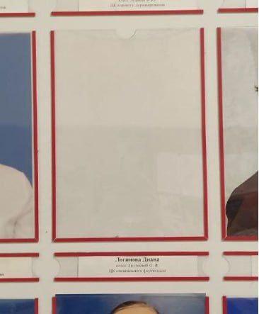 Портрет вокалистки Споптайм Дианы Логиновой сняли с доски почета петербургского музыкального училища В Петербурге в училище имени Римского Корсакова с доски почета убрали фотографию Дианы Логиновой Наоко об этом сообщили Эху очевидцы Кто именно снял портрет неизвестно Диана Логинова учится в училище по классу фортепиано Она неоднократно получала награды в прошлом году стала лауреатом Международного конкурса исполнителей Полифоника в 2025 заняла призовое место на фестивале Российская студенческая весна 16 октября Дзержинский суд Петербурга назначил Логиновой и Леонтьеву по 13 суток ареста Орлову 12 суток за организацию митинга нарушившего общественный порядок Фото Эхо