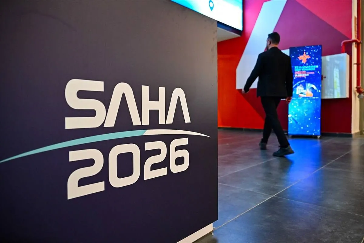 SAHA 2026 открыла свои двери Стартовавшая в Стамбульском выставочном центре SAHA 2026 собрала более 1700 компаний из более чем 120 стран и свыше 30 тысяч отраслевых профессионалов Многие фирмы в первую очередь BAYKAR ASELSAN и ROKETSAN впервые показывают системы нового поколения На выставке 203 новых продукта 164 церемонии подписания и экспортная цель как минимум в 8 млрд