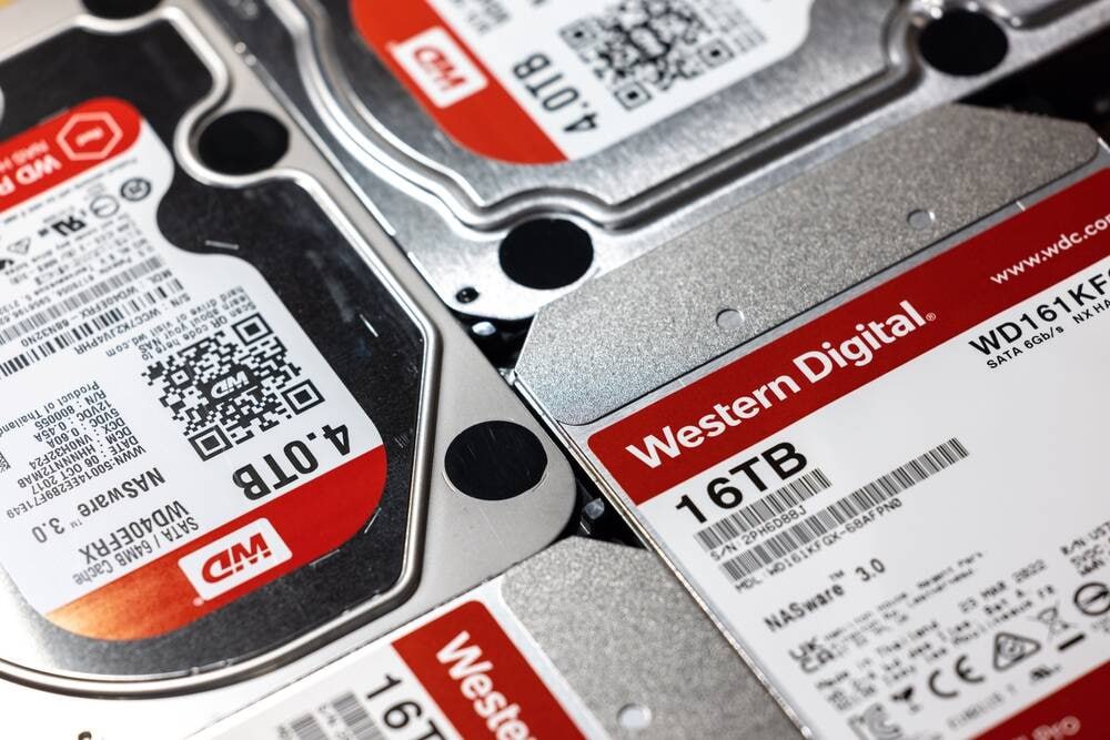 HDD тоже уходят на нейронки Western Digital рассказала что спрос на жёсткие диски взлетели настолько что производственные мощности уже заняты на год вперед Компания сообщила что уже заключила долгосрочное соглашение с двумя крупными клиентами на 2027 и 2028 год Цены на HDD выросли за последние месяцы примерно на 25 30 не особо отстав от цен на SSD Мой Компьютер