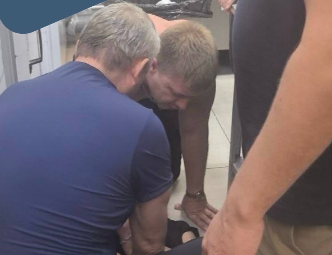 Врачи из Забайкалья спасли девушку Главврачи двух больниц Геннадий Емельянов и Сергей Варванский ждали свой задержанный рейс когда услышали крики о помощи На месте без сознания и признаков дыхания оказалась сотрудница кухни девушка лет 20 Мы с коллегой сразу начали оказывать первую медицинскую помощь Я снял свою футболку свернул её в валик и подложил под плечи и голову девушки чтобы на всякий случай избежать удары об кафель и обеспечить проходимость дыхательных путей рассказал главврач Карымской ЦРБ Сергей Варванский Благодаря оперативно оказанной помощи девушка пришла в себя Ее передали бригаде скорой помощи Подписывайся на БСТ