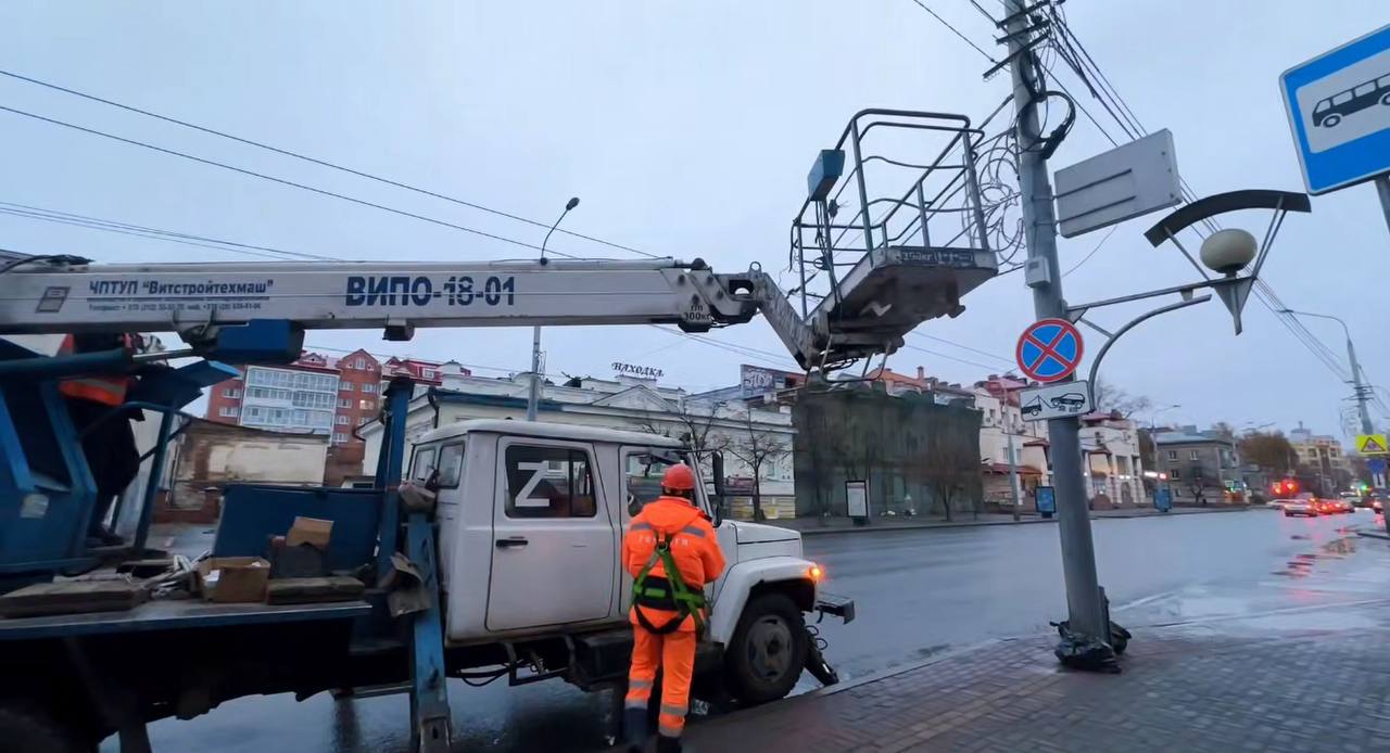 Эта новость может затмить осеннюю хандру В Томске началась подготовка к Новому году В областном центре проверяют иллюминацию при необходимости чинят По информации мэрии закупать новые уличные гирлянды город не планирует в целях экономии бюджета Тем более что часть светового оформления была обновлена в прошлом году Новогодняя иллюминация украшающая город состоит из 11 фонтанов 84 перетяг и 462 консолей tomsk time