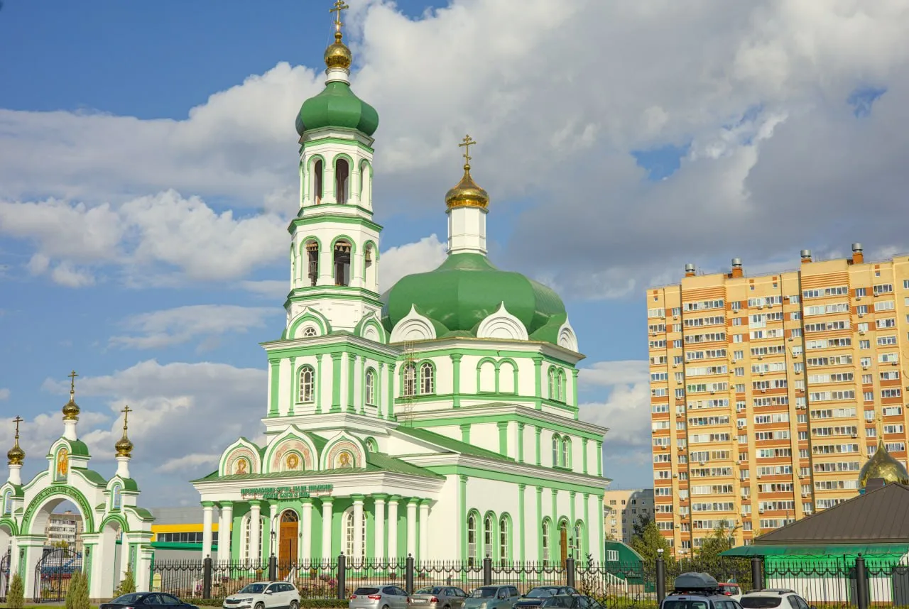 В Оренбурге опубликовали программу визита Патриарха Кирилла 16 и 17 мая Оренбург посетит Патриарх Московский и всея Руси Кирилл 16 мая он освятит закладной камень в основание возрождаемого Спасо Преображенского собора рядом с Музеем истории Оренбурга Начало молебна в 17 45 17 мая Патриарх Кирилл возглавит великое освящение храма Пимена Угрешского и Божественную литургию Фото пресс служба Оренбургской епархии Читайте нас там где вам удобно На нашем сайте Подписывайтесь в Дзене В Максе В Одноклассниках В ВКонтакте