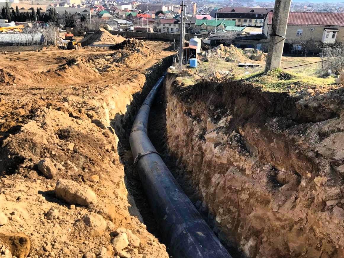 В Махачкале проведут капитальный ремонт водопровода на участке от улицы Магидова до улицы Мирзабекова сообщает Минстрой Дагестана Госэкспертиза Дагестана подтвердила достоверность сметной стоимости проекта которая составляет 14 537 530 тыс рублей Протяженность ремонтируемого участка составляет 780 метров диаметр трубы 160 мм Генеральная проектная организация и застройщик заказчик по договору АО Единый оператор Республики Дагестан в сфере водоснабжения и водоотведения Проектом предусмотрены земляные работы укладка водопроводной сети и восстановление асфальтового покрытия