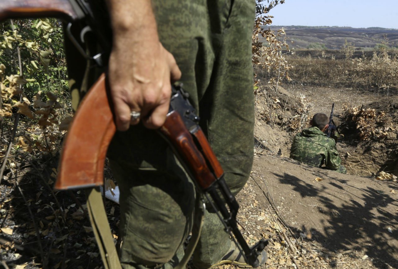 Ополченцы ЛНР и ДНР, получившие инвалидность в ходе сражений, смогут получать двойные пенсии.  Это станет возможным благодаря тому, что их права будут приравнены к правам военнослужащих, которые имеют дополнительные соцвыплаты.   Согласно разработанному законопроекту, инвалиды-ополченцы смогут получать две пенсии одновременно: по инвалидности и по старости или по инвалидности и за выслугу лет.   Право на пенсию по инвалидности получат граждане РФ, которые стали инвалидами во время участия в боевых действиях в составе Вооруженных сил ДНР, Народной милиции ЛНР и других формирований с 11 мая 2014 года.  Прислать новость     Подписаться