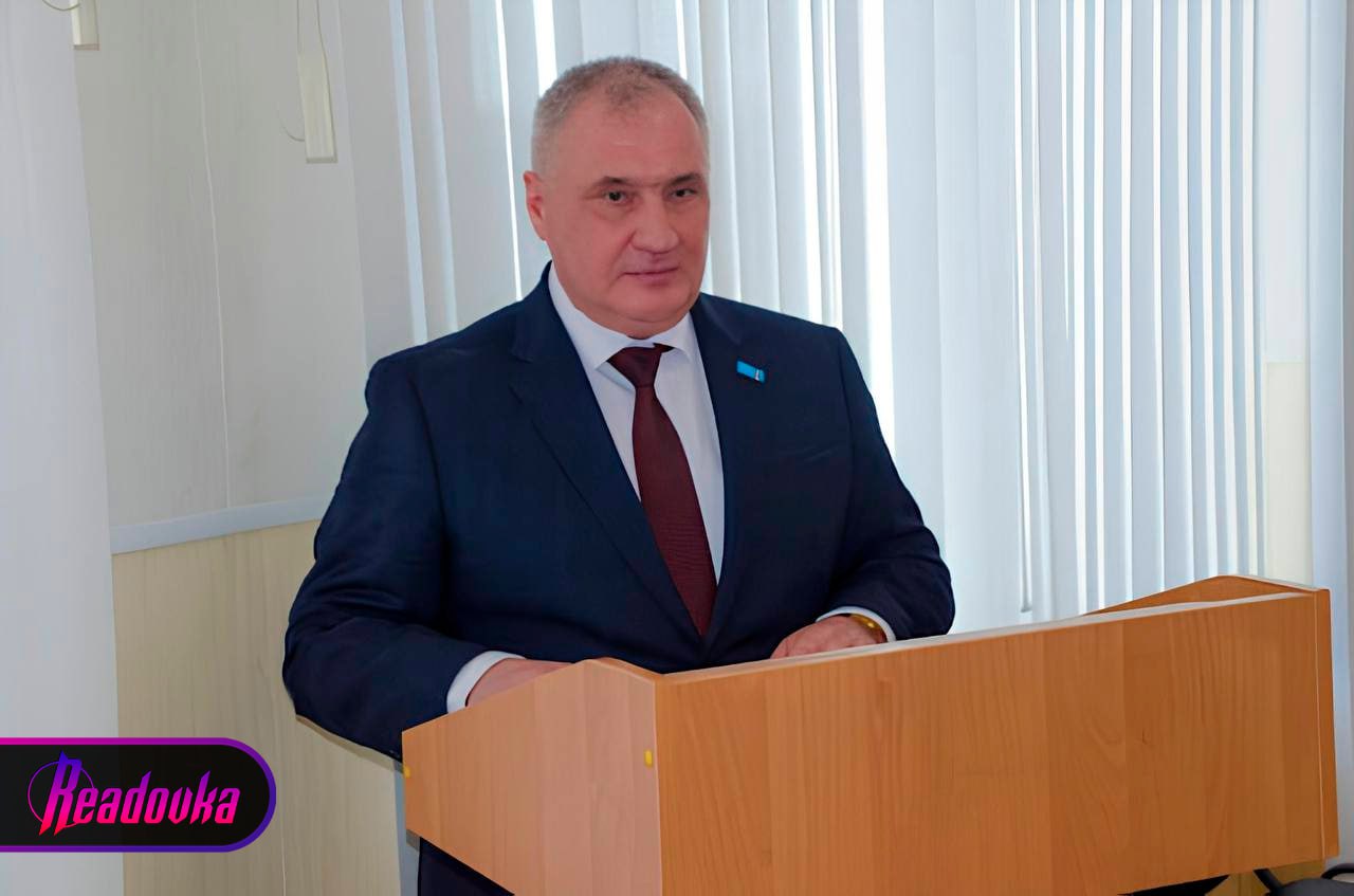 После майских праздников таинственно исчез председатель свердловской думы Сергей Клиросов В Кушве Свердловской области после праздников в мае исчез 54-летний председатель думы Сергей Клиросов. В последний раз его видели на длинных выходных, после чего он не появился ни на работе, ни в горсовете. В местной думе уже выбрали нового председателя — им стал Алексей Мельников, бывший заместитель Клиросова. По информации местных СМИ, в последнее время у чиновника были проблемы с финансами. Клиросов совмещал свои обязанности с должностью на вагоноремонтном предприятии. Именно начальник на второй работе первым спохватился и подал заявление в полицию о пропаже. Поиски идут уже полтора месяца, но пока они не дали результата. В полиции говорят, что оперативно-розыскные мероприятия продвигаются медленно.