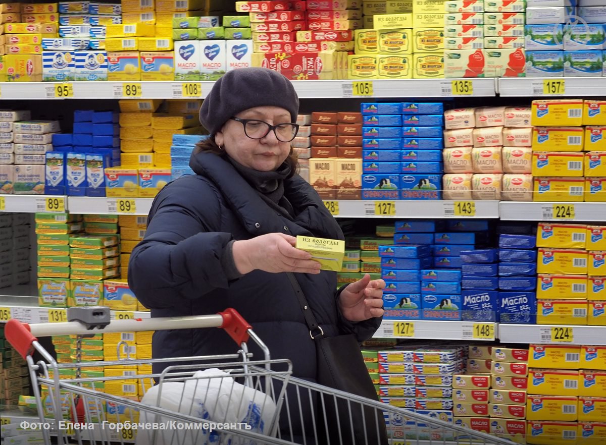 Спрос на молочную продукцию падает больше всего на маргарин и масло причем тенденция усиливается В основном это связано с заметным ростом цен на продукцию из за инфляции и давления издержек говорят эксперты опрошенные Ъ Согласно данным Росстата за первые семь месяцев 2025 года сливочное масло подорожало на 34 сметана и молоко на 22 сыры на 19 а цены на сырое молоко за год выросли на 23 1 Это объясняется в первую очередь ростом себестоимости и структурными сдвигами в потребительском спросе Ъузнал