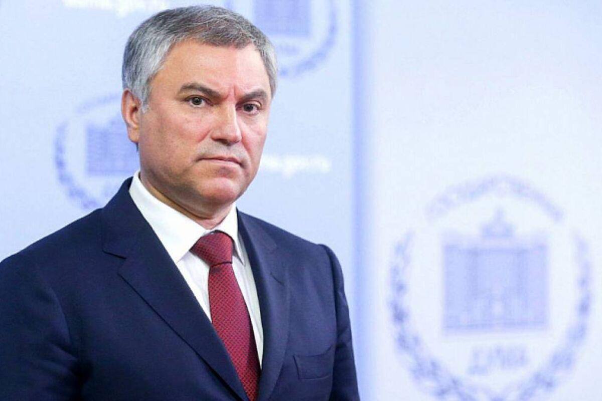 Поднять флот и опустить пробки Вячеслав Володин назвал развитие речного транспорта одним из приоритетов для решения проблемы дорожных пробок. Чем больше грузов пойдёт по рекам, тем свободнее станут дороги. Для этого необходимо строить инфраструктуру и пополнять флот. Володин обратил внимание, что не хватает быстроходных кораблей вроде «Валдаев» и «Метеоров». Их выпуск дорог и недоступен для многих регионов. Он призвал депутатов подключиться к работе и помогать министерству транспорта. По его словам, решить эту задачу можно только сообща. #БольшаяЛогистика #logisticsnews #логистика #импортновости #ЛогистическиеРешения