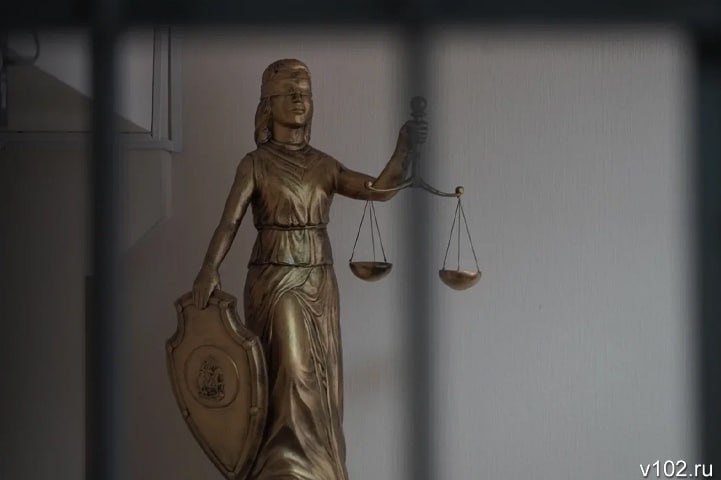 В Городище Волгоградской области полиция вскрыла очередной случай фиктивной регистрации иностранцев. На этот раз обмануть государство пытался 30-летний уроженец Узбекистана. Воспользовавшись приобретённым гражданством, мужчина массово прописал на даче своих соотечественников.  - Установлено, что мужчина приобрел дачный участок и зарегистрировал на нем 16 граждан Узбекистана, прибывших на территорию России. Однако селить там их он не собирался, так как знал, что прибывшие будут проживать по иному адресу, - рассказали журналистам в пресс-службе ГУ МВД России по Волгоградской области.  Отметим, преступные действия вскоре были вскрыты правоохранителями. В отношении мужчины возбуждено уголовное дело. За фиктивную постановку на учёт иностранцев ему грозит до 5 лет тюрьмы. В настоящее время собранные материалы преданы в Городищенский районный суд.