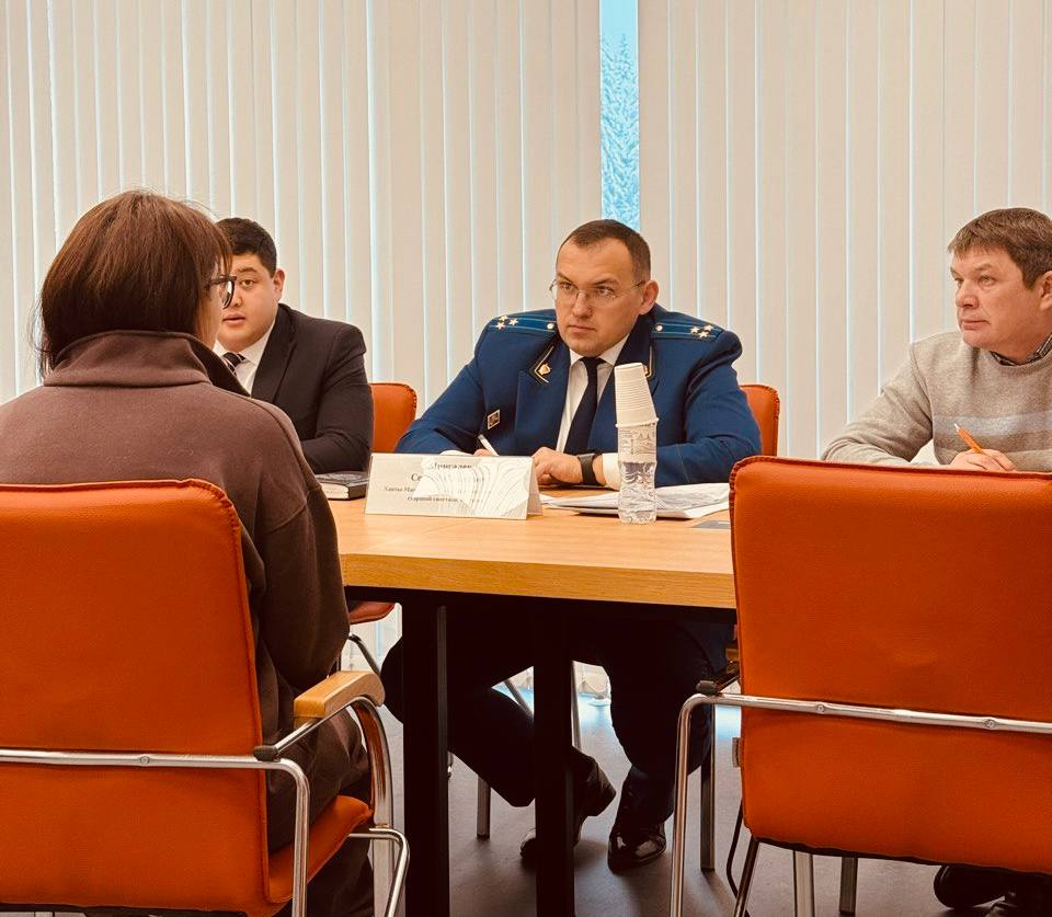 Ханты Мансийский межрайонный прокурор Сергей Мингалев в филиале Фонда Защитники Отечества провел личный прием участников специальной военной операции и членов их семей  Обратившимся гражданам оказана необходимая правовая помощь приняты обращения по вопросам оказания получения мер социальной поддержки  Результаты их рассмотрения поставлены межрайонным прокурором на личный контроль