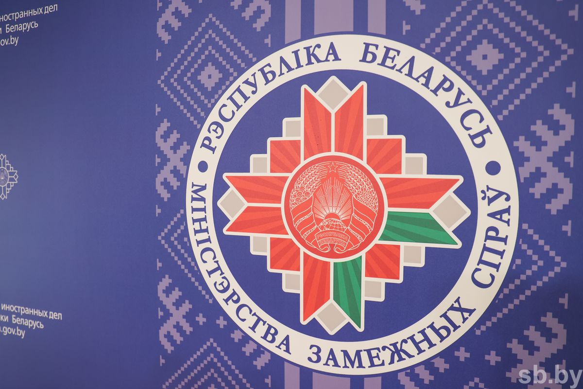 МИД Беларуси ответил на обвинения Литвы в «тренировках» мигрантов по преодолению заборов «Почему бы господину Киселюсу не поинтересоваться у задержанных мигрантов точным местоположением на территории Республики Беларусь этих тренировочных объектов? Мы с большим удовольствием организуем ознакомительную поездку для господина Киселюса и его коллег для установления этих фактов» , – заявил пресс-секретарь внешнеполитического ведомства Руслан Варанков. Истинные проблемы миграционного кризиса лежат в совершенно иной плоскости: почему литовская сторона не комментирует информацию о фактах жестокого обращения с мигрантами или не упоминает роли своих граждан в организации нелегальных переходов? В МИД Беларуси подчеркнули, что наша страна всегда готова к взаимовыгодному и равноправному диалогу. ПОДПИСАТЬСЯ ПРИСЛАТЬ НОВОСТЬ
