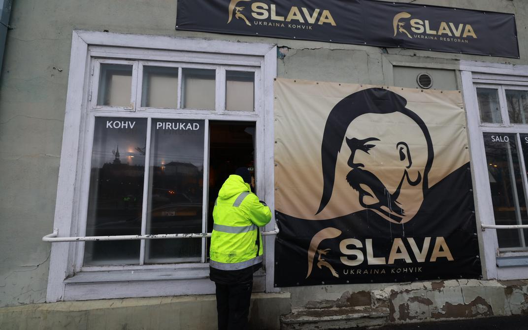 За поджог украинского ресторана в Таллине осудили двух молдаван, но обвинили российские спецслужбы. Примечательно, что ресторан назывался "Slava Ukraina".  Тюремные сроки двум гражданам Молдовы за поджог украинского ресторана в Таллине вынес Харьюский уездный суд.  Эстонские следователи утверждают, что пьяные молдаване выполняли задание ГРУ. И подожгли украинскую точку общепита с целью диверсии в интересах России. Хорошо, что это был не Макдональдс.   Шутки-шутками, но младший из обвиняемых в итоге получил 6,5 лет лишения свободы, старший же полгода.