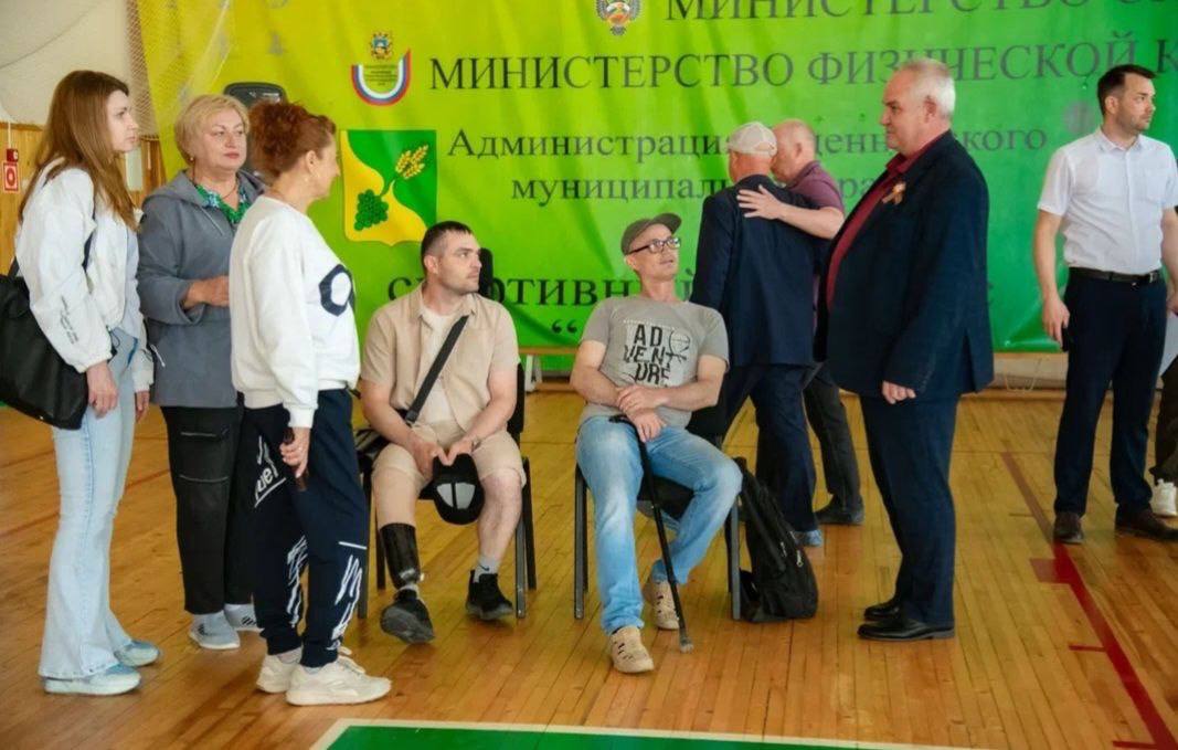 В Буденновске прошёл открытый турнир по армрестлингу, посвящённый памяти Сергея Сергеевича Изотова — мастера спорта России, погибшего в ходе СВО. На турнире присутствовали родители Сергея — Наталья Викторовна и Сергей Николаевич, его родная сестра Елена Руднева, социальный координатор филиала госфонда «Защитники Отечества» Эльвира Пацкевич, ветераны боевых действий, участники СВО и представители администрации. В соревнованиях приняли участие спортсмены из СКФО, которые состязались в пяти весовых категориях.