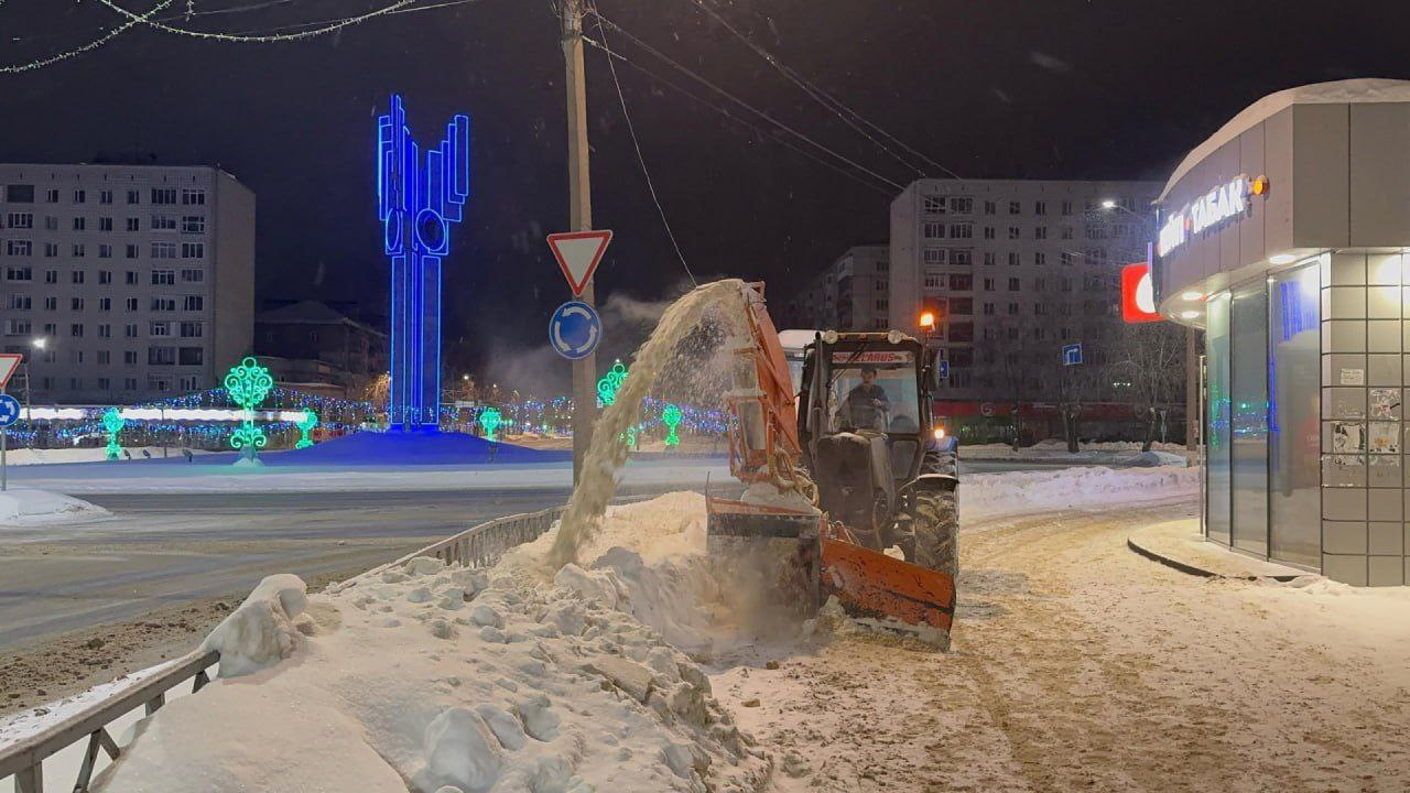 За ночь с улиц Сыктывкара вывезли 3,5 тысячи кубометров снега. Коммунальщики вывезли снег с 10 улиц, расчистили и расширили проезжую часть на восьми.  Проезжую часть дорог и тротуары обработали противогололедными материалами.  Всего за сутки на полигон отправлено 4889 кубометров снега.