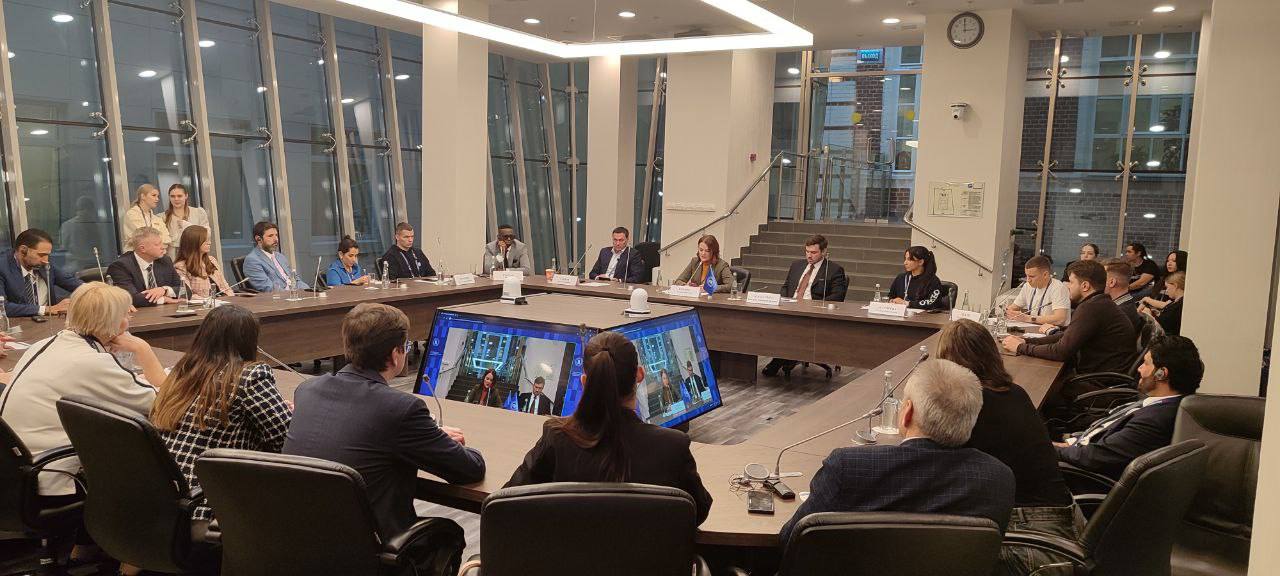 Федерация бокса России приняла участие в XI Международной научно практической конференции по спортивному менеджменту и праву 18 ноября состоялся круглый стол международного антидопингового клуба стран участниц и стран партнеров БРИКС Защита целостности спорта Мероприятие открыли заместитель министра спорта РФ Александр Никитин и генеральный директор РАА РУСАДА Вероника Логинова В рамках панельной сессии спикерами на мероприятии выступили двукратный олимпийский чемпион Олег Саитов и чемпион Европы Дмитрий Двали в ходе встречи с гостями они поделились мнениями о роли ценностей спорта и спортивной этики в укреплении здоровья и благополучия современной молодёжи   Отдай свой голос боксу