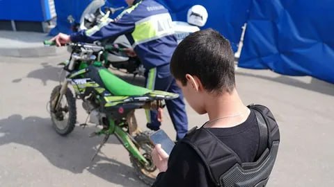 Зумерам хотят запретить ездить на питбайках и покупать бензин В Государственной думе разработали законопроект об использовании питбайков Их хотят приравнять к транспортным средствам Так же предлагается запретить продажу несовершеннолетним бензина сообщил в интервью ТАСС председатель думского комитета по молодежной политике Артем Метелев