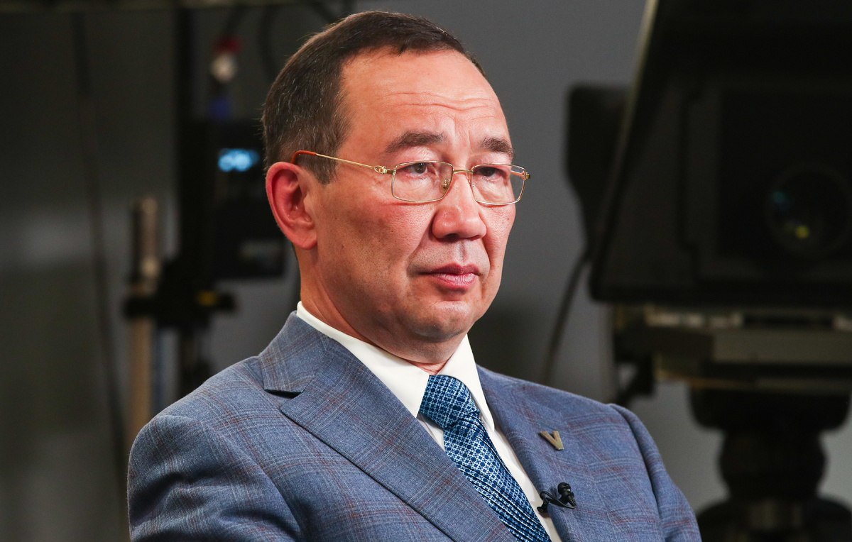 Якутия срочно изыскивает деньги на авиационные субсидии и выплаты участникам СВО Из за нехватки бюджетных средств в Якутии приостановлены выплаты участникам СВО и финансирование 23 социально значимых авиамаршрутов Исполняющий обязанности министра финансов Республика Саха Якутия Иван Алексеев в эфире регионального телеканала Саха сообщил что Якутия выплачивает единовременную выплату от региона при заключении контракта гражданина с Минобороны РФ а также компенсации военнослужащим при ранении и семьям погибших военных В таких случаях невозможно заранее предсказать сколько потребуется средств Министр уточнил что на сегодня правительство провело работу необходимые средства изысканы на днях выйдет распоряжение и все выплаты будут сделаны С обеспечением транспортной доступности населенных пунктов в северных районах республики Якутия всё не так гладко субсидированные авиаперевозки по 23 социально значимым авиамаршрутам Якутии из за исчерпания лимитов прекратились ещё в сентябре Задолженность республиканского бюджета перед авиакомпанией Полярные авиалинии превысила 400 миллионов рублей Восточно Сибирская транспортная прокуратура внесла представление главе Республики Саха Якутия после чего министерство транспорта и дорожного хозяйства Якутии внесло в проект трёхлетнего бюджета заявки на 3 млрд рублей Включая средства для погашения долгов перед авиакомпанией и финансирование субсидированных авиаперевозок Сейчас авиасообщение с северными районами по специальным тарифам возобновлено