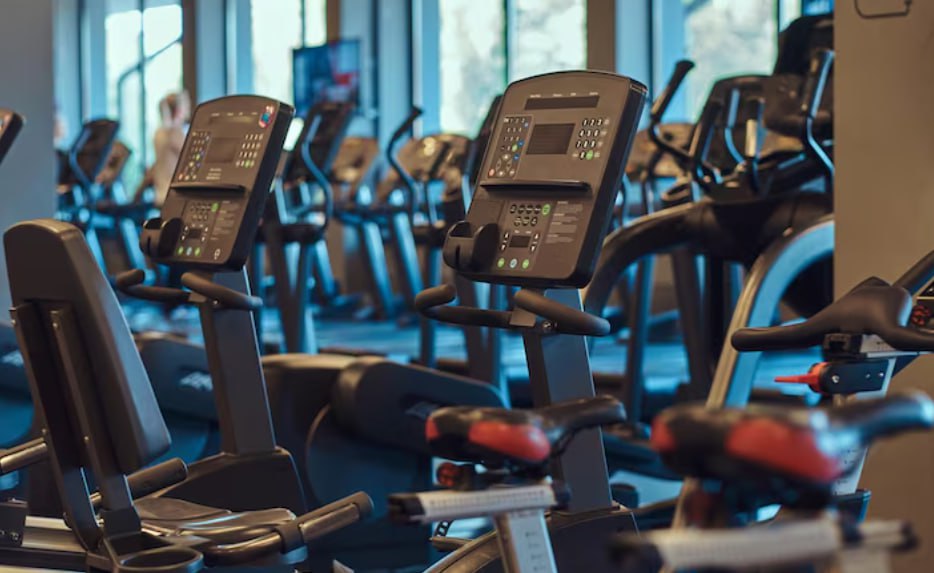 В Ташкенте мужчину арестовали за домогательства к администратору спортзала По материалам дела мужчина познакомился с администратором одного из столичных спортивных залов и в течение нескольких дней навязчиво добивался ее внимания несмотря на неоднократные отказы Он отправлял женщине сообщения и фотографии интимного характера предлагал жить вместе зная что она состоит в браке Подробнее anhor uz news tashkent 179 anhoruz Новости события мнения Мобильное приложение IOS Android