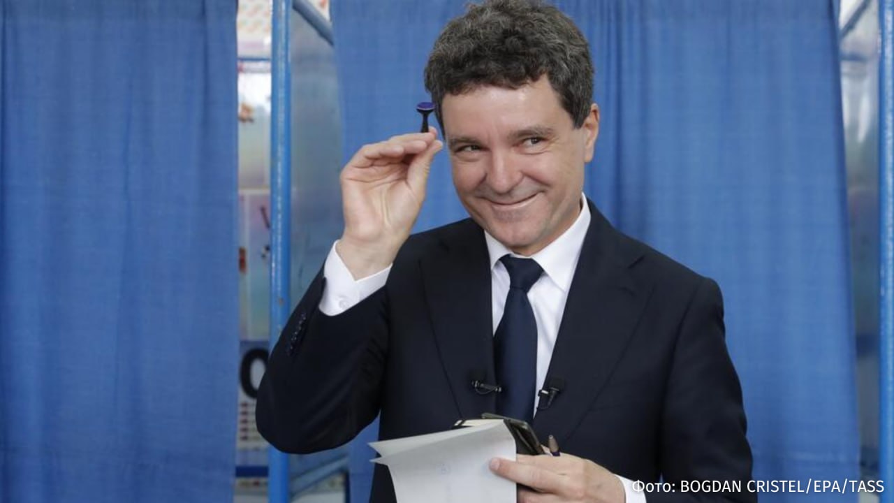 Президента Румынии Никушора Дана освистали перед Национальным театром в городе Яссы за поддержку Украины сообщает Spotmedia Глава государства должен был принять участие в официальном праздновании по случаю 165 летия с основания Университета имени Александру Иоана Кузы и Национального университета искусств Джордже Энеску По данным издания когда Дан вышел из автомобиля толпа встретила политика криками Позор Предатель Самый слабый президент и Уезжай на Украину В ответ на происходящее Дан лишь помахал собравшимся рукой и направился в здание театра IZ RU в Telegram в MAX