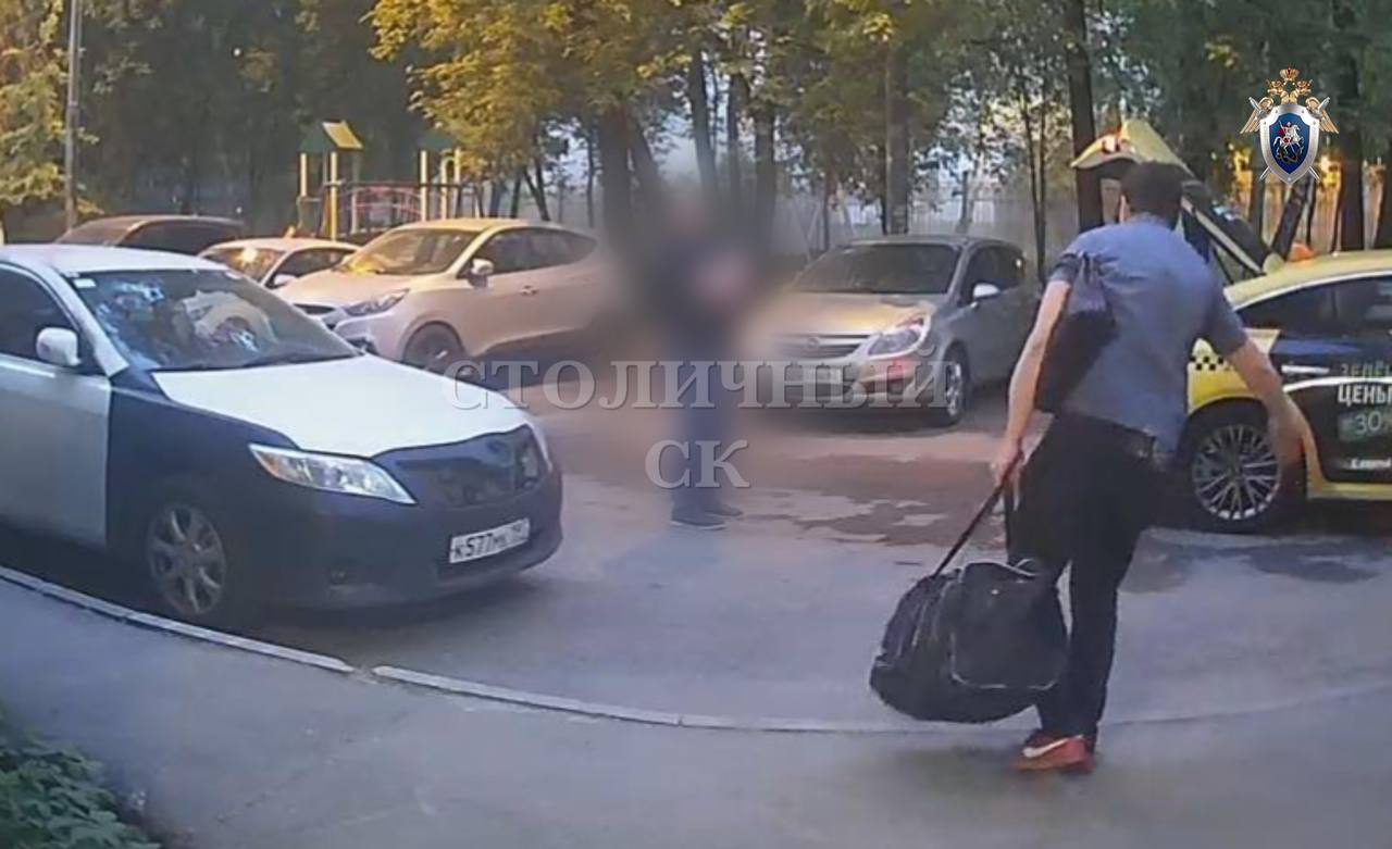 Мужчина задержан в Москве по подозрению в убийстве знакомого. Об этом ТАСС сообщили в ГСУ СК России по Москве. В ночь на 18 мая вблизи жилого дома, расположенного на Заповедной улице обнаружена черная сумка, в которой находилось тело мужчины. / Москва