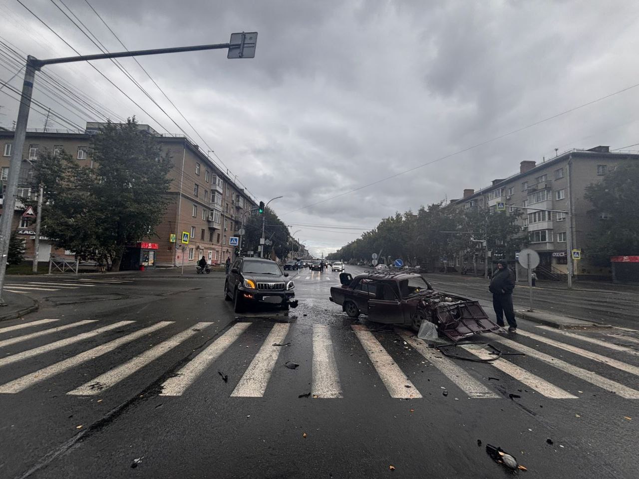 Женщина и четверо детей пострадали в ДТП в Новосибирске Авария произошла сегодня днем на ул Станиславского 22 По данным прокуратуры региона женщина за рулем ВАЗ 21074 врезалась в автомобиль Toyota В результате столкновения пострадали владелица отечественного авто и четверо детей в возрасте от семи до 14 ти лет Надзорным ведомством проводится проверка Прокуратура Новосибирской области  Подписывайтесь на Ъ Сибирь