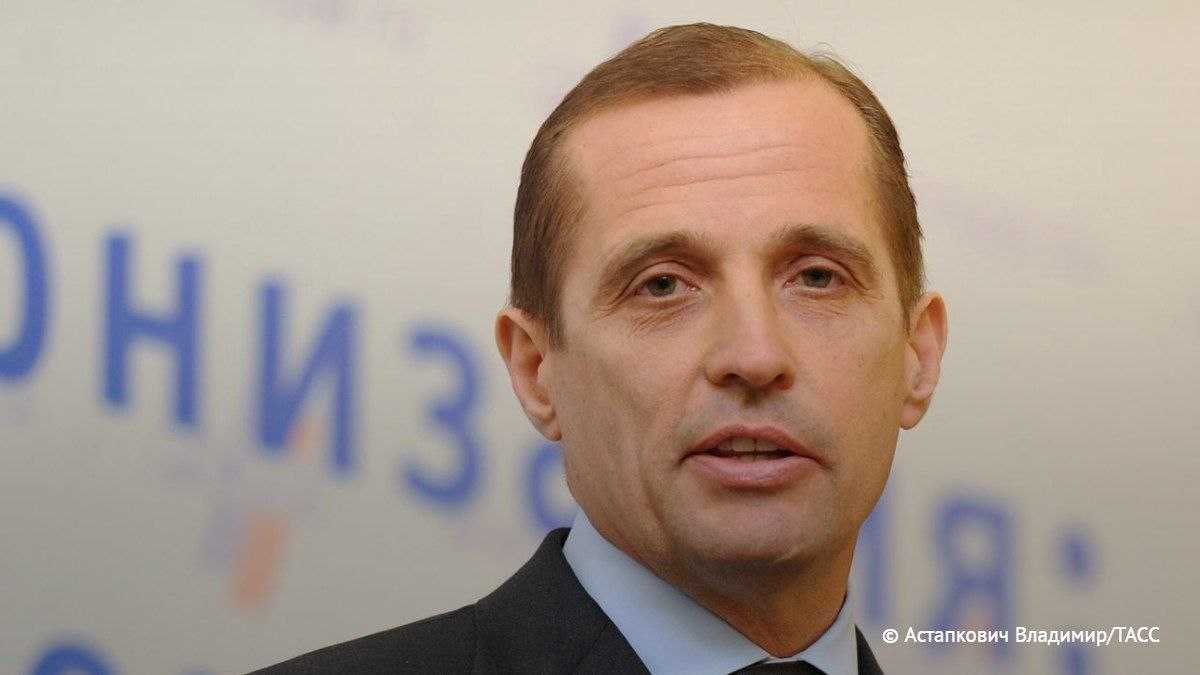 Экс глава совета директоров ФК Локомотив Липатов связан с уголовным делом о заказных убийствах миллиардера Валерия Цимбаева Это следует из материалов дела с которыми ознакомился ТАСС По версии следствия обвиняемый действовал совместно с бывшим сотрудником МВД Алексеем Чеботаревым бывшим военнослужащим Павлом Христевым бывшим сотрудником 5 го отдела РУОП Леонидом Ракогоном а также неким Олегом Михалевым Как полагают следователи все эти люди получили деньги от Липатова за убийство директора юридической фирмы Инюрконсалт советника главы Министерства путей сообщения РФ Александра Фоминова Липатов помимо руководящей должности в Локомотиве занимал пост председателя совета директоров Транстелекома и был совладельцем Межтрастбанка Подписаться на PRO transport