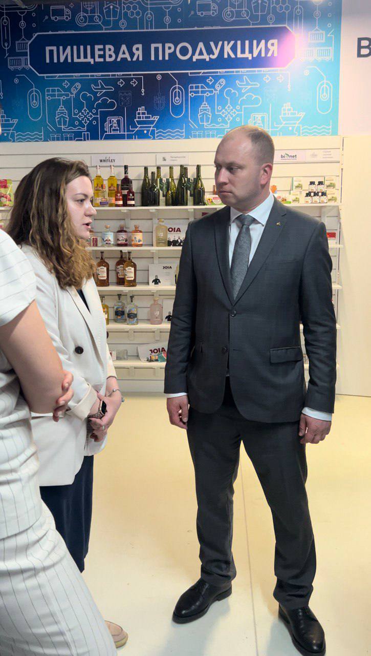 От конфет до серверных шкафов – товары более 30 областных производителей представлены в шоуруме представительства Ленинградской области в Ташкенте. В торжественном открытии шоурума приняли участие зампред правительства по экономике Дмитрий Ялов и статс-секретарь – заместитель министра промышленности и торговли Российской Федерации Роман Чекушов. «Сейчас на площадке представлены образцы продукции ведущих компаний региона. Это заслужившие доверия потребителя товары пищевой промышленности, инновационные решения и материалы, относящиеся к химической промышленности, продукция глубокой переработки древесины, передовые технологии машиностроения и стройматериалы. Мы рассчитываем на дальнейшее пополнение витрины товаров, содействие с выходом на азиатский рынок оказывает Центр поддержки экспорта ЛО», - прокомментировал Дмитрий Ялов.