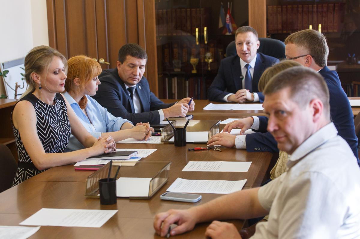 В администрации Златоуста решили изучить белорусский опыт воспитания молодежи Между городами-побратимами — российским Златоустом и белорусским Жлобином — состоялся телемост, направленный на укрепление дружеских отношений. В мероприятии с обеих сторон приняли участие представители органов власти, государственных учреждений и общественных организаций.