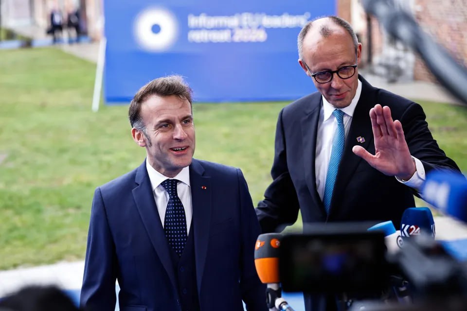 Канцлер Германии Фридрих Мерц и президент Франции Эммануэль Макрон преуменьшили свои разногласия в преддверии отступления лидеров Европейского союза призванного запустить планы по возрождению экономики блока Лидеры двух крупнейших экономик Европы прибыли бок о бок в четверг вступая в однодневный ретрит лидеров Европейского союза который проходил в Бельгии Оба заявили что едины в необходимости быстрых экономических действий даже если не всегда соглашались по одному и тому же курсу jkinvest news jkinvest