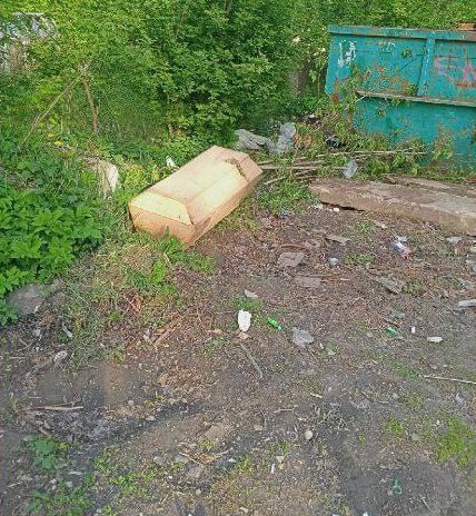 Гроб на мусорке привлек внимание главы Городца к работе регоператора «Ситиматик» Сотрудники компании не стали забирать этот предмет, оставленный рядом с контейнером на улице Зосима Серого. Глава округа Александр Мудров в своем Telegram-канале задался вопросом, кто в этом случае прав: житель, не знавший, можно ли так выбрасывать гроб, но желавший с ним расстаться, или регоператор, не забравший предмет на полигон, сославшись на то, что гробы утилизации не подлежат. Этот вопрос не имеет ответа. При этом если бы гроб лежал на дне контейнера, региональный оператор, видится мне, не стал бы разбираться в составе сложенного мусора и просто его увез вместе с остальным содержимым. Александр Мудров добавил, что гражданин, «если он ответственный член общества», должен был поинтересоваться классификацией отходов, а с «Ситиматиком» власти в ближайшее время будут общаться «по множеству накопившихся вопросов». Фото: администрация Городецкого округа Подписывайтесь на «Ъ-Приволжье» Оставляйте «бусты»