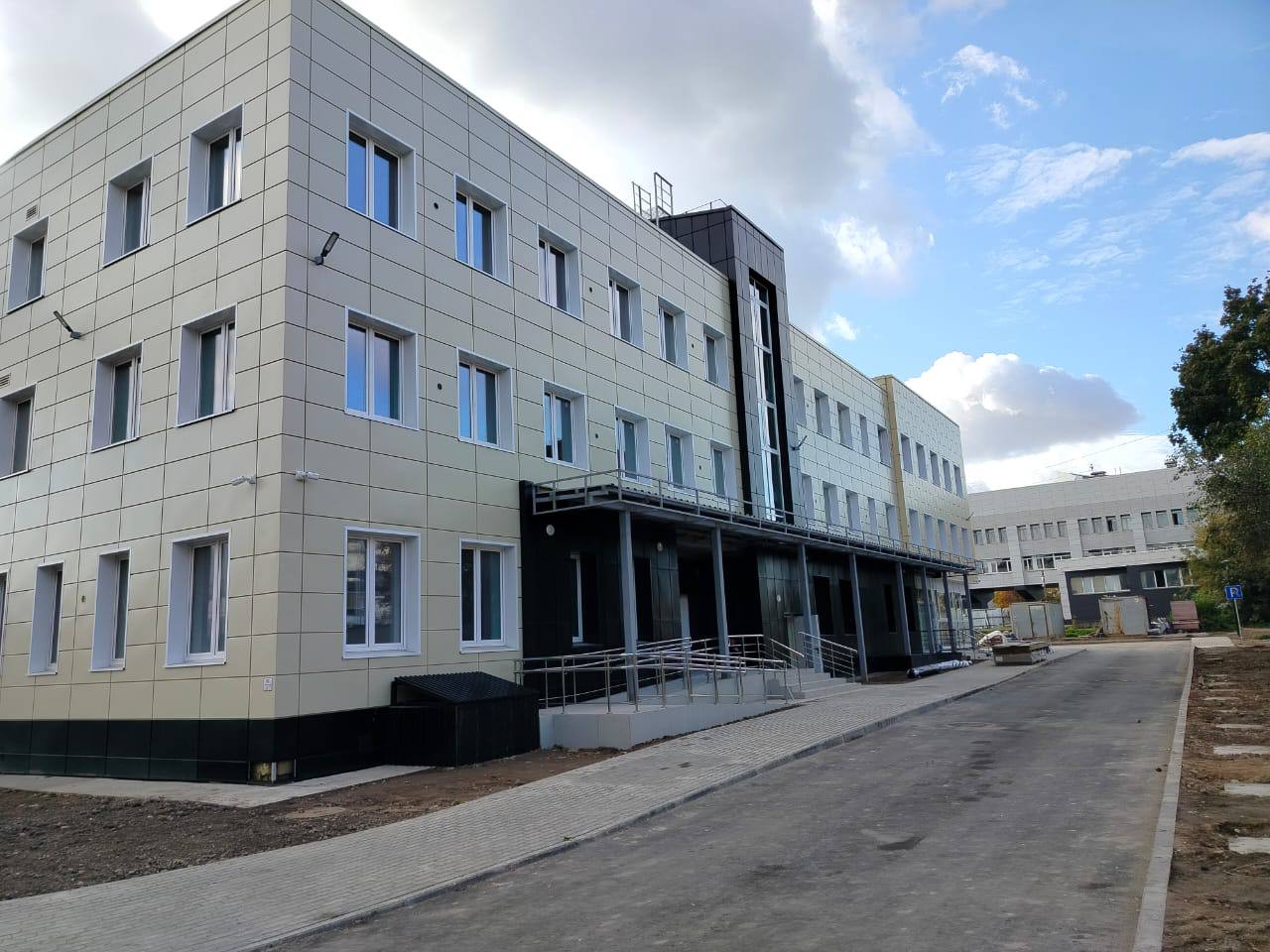 В Череповце завершается строительство нового общежития для студентов училища искусств Возведение трехэтажного здания куда уже совсем скоро заедут студенты подошло к концу сейчас ведется приемка объекта Заселение запланировано с 1 октября рассказал замгубернатора Антон Стрижов Завершена внутренняя отделка помещений на прилегающей территории заасфальтированы дорожки и установлено уличное освещение убран строительный мусор и ограждения Обновление города продолжается благодаря поддержке региона и в рамках национального проекта Инфраструктура для жизни реализуемого по инициативе Президента Проект реализуется при содействии губернатора Георгия Филимонова в рамках масштабной программы подготовки к 250 летию Череповца Правительство Вологодской области Telegram MAX