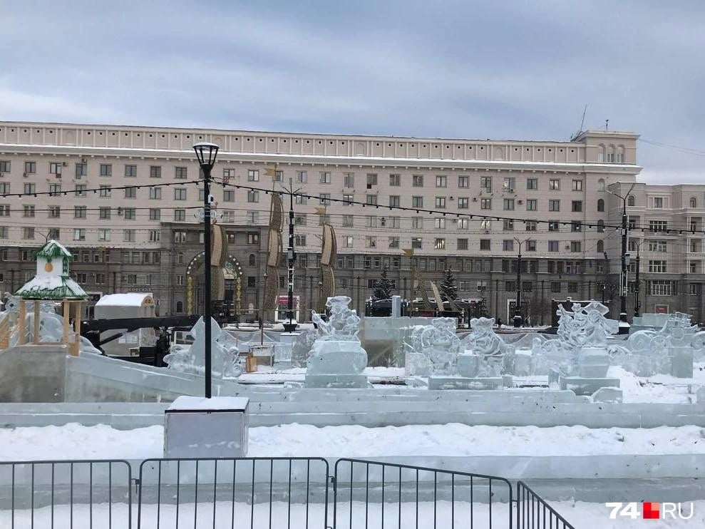 А вот ледовый городок на площади Революции откроют уже в пятницу, заявил мэр Алексей Лошкин на аппаратном совещании. Глава сообщил, что строительство идет по графику, работы близки к завершению. В день открытия и на все праздники там будут проходить гуляния.  Пойдете кататься на горке?   — Конечно, без этого праздники — не праздники.  — Точно нет, там всегда слишком много народу.