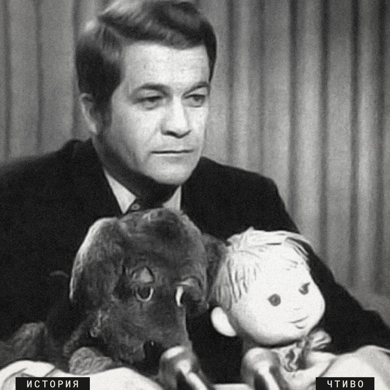 История Спокойной ночи малыши 1 сентября 1964 года на экраны впервые вышла детская телевизионная передача Спокойной ночи малыши Само название появилось буквально накануне первого эфира до этого долго и горячо обсуждались другие варианты среди них были например В гостях у волшебного человечка Тик Так или Вечерняя сказка Идея создания программы пришла в голову главному редактору детских передач Валентине Фёдоровой после поездки в ГДР где она увидела мультфильм о песочном человечке К разработке концепции привлекли детских писателей поэтов и сценаристов среди них был и создатель Чебурашки Эдуард Успенский Постепенно в передаче появились разные кукольные персонажи Буратино заяц Тёпа Шустрик Мямлик В небольших постановках участвовали дети 4 6 лет а также известные театральные актеры они давали ребятам советы и рассказывали сказки С конца 1960 х до начала 1980 х в компанию пришли ставшие культовыми Филя Степашка Хрюша и Каркуша А позже к ним присоединился и Мишутка Заставку к программе сделали лишь спустя год после премьеры Это был простой черно белый ролик с часами с движущимися стрелками которые символизировали приближение сна У Спокойной ночи малыши тогда еще не было фиксированного времени выхода поэтому перед каждым выпуском художникам приходилось вручную выставлять время на часах В конце 1970 х заставка стала цветной и именно тогда в эфире впервые прозвучала легендарная колыбельная Спят усталые игрушки на музыку Аркадия Островского и слова Зои Петровой Позже заставку пытались не раз поменять в версии 1999 года например заяц рисовки Юрия Норштейна звонил в колокольчик объявляя начало передачи Но эта задумка показалась слишком пугающей и от нее отказались