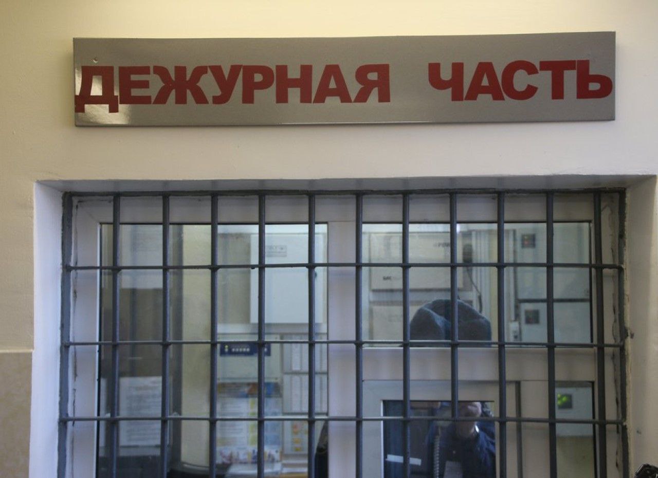 Житель Приморья стал жертвой мошенников при покупке автозапчастей В Артёмовском городском округе 24-летний мужчина потерял 43 900 рублей, пытаясь купить автозапчасти через социальную сеть. После перевода денег продавец сразу заблокировал покупателя и исчез. Полиция возбудила уголовное дело по статье о мошенничестве. Этот случай стал поводом для напоминания о правилах безопасных покупок в интернете в рамках акции МВД "Предупреждён — значит вооружён". Подробнее