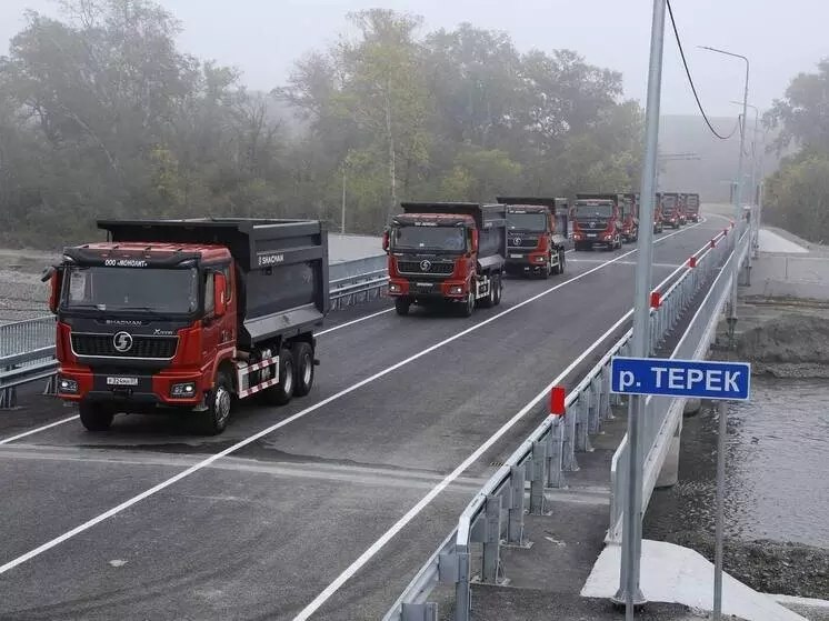 В Кабардино Балкарии состоялось открытие 162 метрового моста через реку Терек Мост Джулат через реку Терек длиной 162 метра открыли в Кабардино Балкарии Мост построили практически заново он стал длиннее и шире предыдущего а движение по нему будет осуществляться по четырем полосам На время строительства автомобильное сообщение осуществлялось через временную 80 метровую переправу В рамках реконструкции специалисты усилили опорные части установили новые береговые опоры и полностью заменили пролетные строения На всем протяжении моста установили светильники ограждения и оборудовали тротуары Сооружение также оснастили современной системой фильтрации воды для улучшения экологического состояния бассейна реки Терек sdelanounas ru blogs 171516 utm source tg Сделано у нас в MAX max ru sdelanounas ru подпишись Кстати а вы хотите чтобы на этом канале появились новости о вашей компании Это бесплатно Подробнее здесь sdelanounas ru staticpages id 126