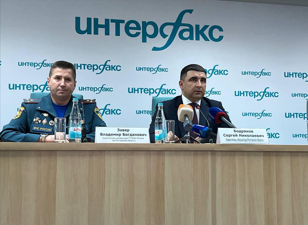 На Дону успешно завершается пожароопасный период По итогам завершившегося пожароопасного периода на Дону зафиксировано значительное сокращение как количества возгораний так и их площади По данным заместителя губернатора Ростовской области Сергея Бодрякова удалось добиться снижения площади пройденной огнем на 36 а числа самих пожаров на 25 С начала года на территории Ростовской области произошло 1808 ландшафтных пожаров площадь пройденная огнем составила более 103 гектаров На территории земель лесного фонда зарегистрировано 56 лесных пожаров на общей площади 692 67 га При этом все лесные пожары в этом году были ликвидированы в течение первых суток с момента обнаружения подчеркнул Сергей Бодряков Эффективность работы огнеборцев включая сотрудников МЧС областных пожарных добровольцев и казаков позволила оперативно ликвидировать большинство возгораний Напомним что узнать информацию о пожарах можно на официальном канале правительства Ростовской области в MAX Южная служба новостей