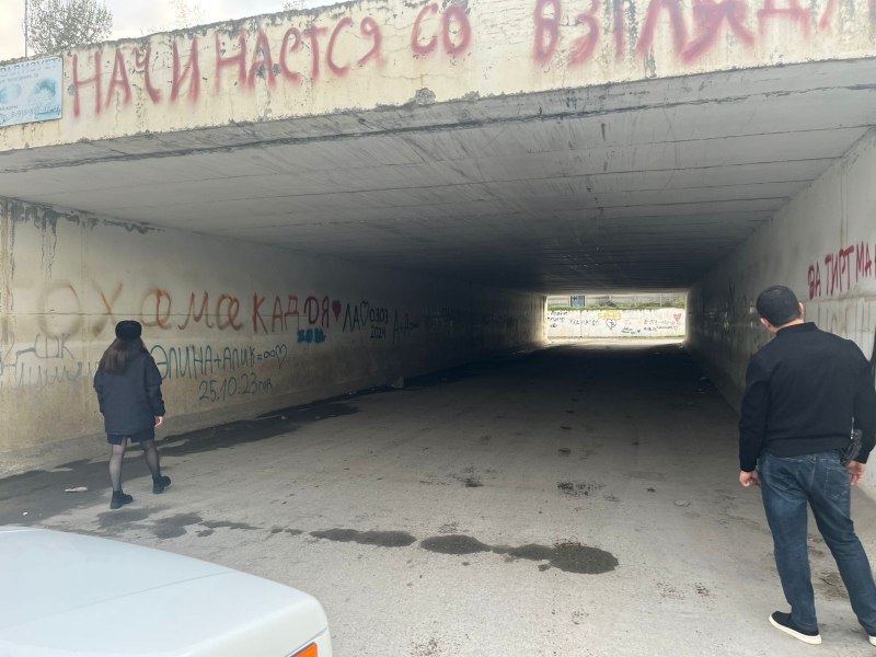 Сотрудники полиции провели в Кировском районе профилактический рейд против рекламы наркотиков Полицейские совместно с коллегами из Группы контроля по обороту наркотиков и специалистами районного Центра социализации молодежи организовали рейдовые мероприятия по проверке улиц района на предмет наличия надписей рекламирующих наркотические вещества на фасадах жилых домов и общественных строений Представители полиции подчеркнули необходимость продолжения регулярной работы по выявлению и уничтожению подобной агитации направленной на распространение наркотиков среди населения Правоохранительные органы продолжают прилагать максимальные усилия для защиты жителей региона от угрозы распространения наркомании и поддержания благоприятной обстановки в обществе