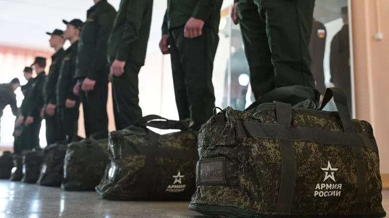 Госдума приняла закон о круглогодичном призыве на военную службу с 1 января по 31 декабря Соответствующий закон было принят на пленарном заседании в третьем окончательном чтении С 1 января 2026 года призыв граждан не прибывающих в запасе будет осуществляться на протяжении всего года При этом отправки будут проходить два раза с 1 апреля по 15 июля и с 1 октября по 31 декабря Нововведения предусматривают что в течение всего календарного года будут проводиться медицинское освидетельствование профессиональный психологический отбор и заседания призывной комиссии Оставить обращение   Мы в MAX