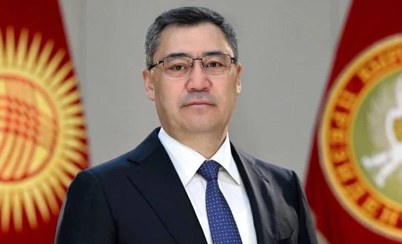 Кыргызстан планирует полностью погасить внешние долги к 2035 году Президент Кыргызстана Садыр Жапаров заявил о планах страны полностью рассчитаться по внешней задолженности к 2035 году отметив что это станет возможным благодаря устойчивым темпам экономического развития По словам главы государства за последние шесть лет на погашение государственного долга было направлено 285 4 млрд сомов около 264 млрд рублей из которых  170 5 млрд сомов 152 млрд рублей погашение внешних обязательств  114 9 млрд сомов 112 млрд рублей погашение внутреннего долга Президент отметил значительное улучшение показателя долговой устойчивости с 68 84 ВВП в предыдущие годы показатель снизился до 42 ВВП на текущий момент Все привлекаемые средства направляются исключительно на развитие экономики а новые займы берутся под конкретные целевые проекты которые будут самостоятельно окупаться По данным Минфина Кыргызстана общий внешний долг страны на конец 2024 года составляет около 4 2 млрд долларов США В структуре внешнего долга около 65 приходится на международные финансовые организации включая Всемирный банк Азиатский банк развития и ЕБРР Ежегодное обслуживание долга в среднем составляет около 400 450 млн долларов США что включается в государственный бюджет Согласно прогнозам правительства при сохранении текущих темпов экономического роста страна сможет полностью погасить внешние обязательства к 2035 году без привлечения дополнительных кредитов под непроизводственные нужды eurasiamoldova