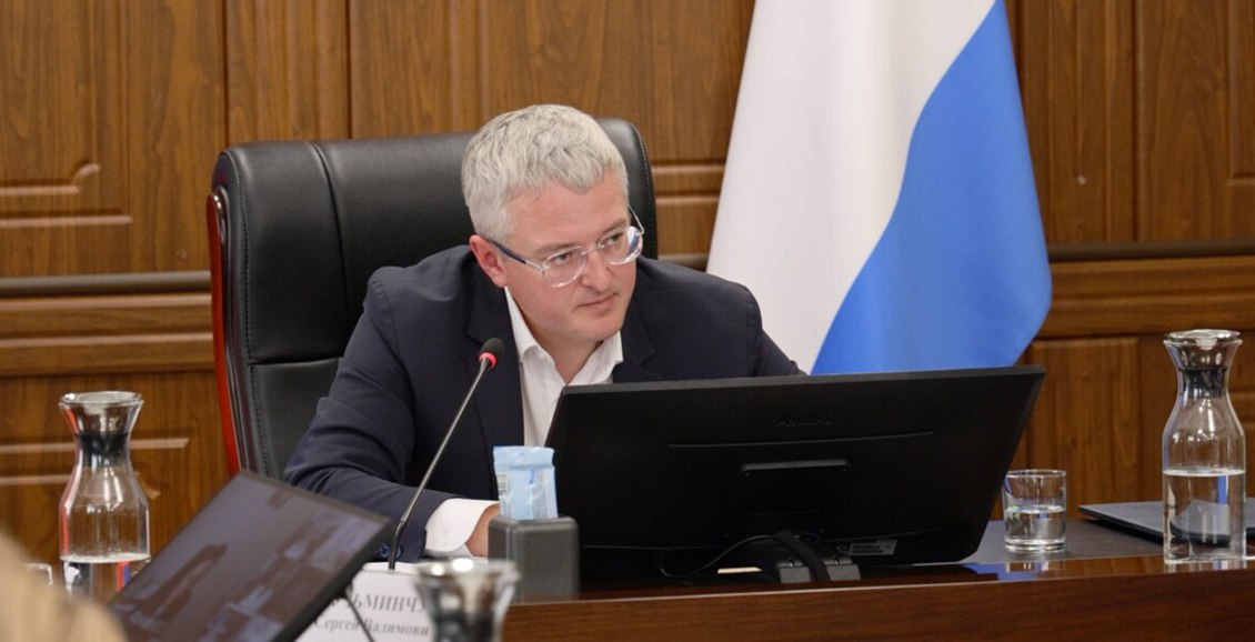 На Камчатке продолжают устанавливать памятники участникам СВО За два года на Камчатке открыли пять памятников участникам СВО. В ближайшее время к ним добавятся ещё четыре — в сёлах и посёлках края. Нажмите для подробностей -