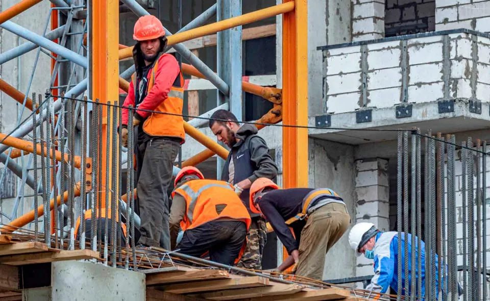 На Кубани продлен запрет на работу иностранцев по патентам Запрет на работу иностранцев по патентам в Краснодарском крае продлен на 2026 год Он начнет действовать с 1 января для всех сфер экономики Исключение составят масштабные инвестиционные проекты в строительстве и социально значимые объекты для них запрет вступит в силу с 1 марта Данная мера направлена на защиту регионального рынка труда