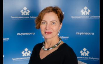 Из ямальского заксо уволился главный пиарщик. Лилия Горохова, шесть лет возглавлявшая в окружном парламенте отдел информполитики, вышла на пенсию и собирается переехать в Тюмень. «Сегодня у нее последний день на Ямале, она попрощается с округом», — говорит источник. На освободившуюся должность депутаты собирались пригласить молодого пиарщика из депресурсов Осипова, однако потом планы изменились. Сейчас должность прочат заму Гороховой — Регине Амбер. При ее участии на днях обновился телеграм-канал заксобрания, но креатива или каких-то значимых перемен в довольно закрытой работе пресс-службы инсайдеры от нее не ждут.  Главный политический канал Урала