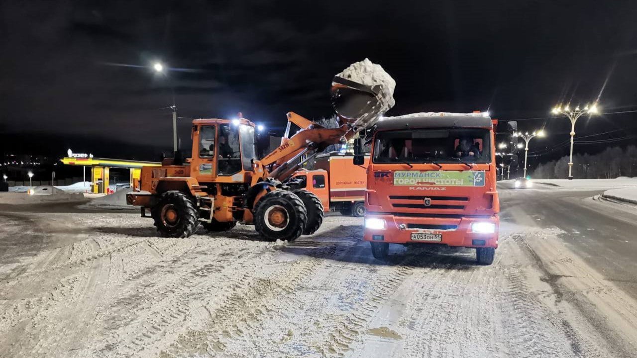 Снежный полигон в Мурманске готовится к бесплатной приемке снега от управляющих компаний  Об этом сообщили в администрации города. Нынешняя зима стала рекордной по количеству осадков за последние почти 90 лет. Общее количество снега, выпавшего с 1 ноября по 18 февраля составляет 247,2 миллиметра. Ежедневно на дороги выходят больше 150 единиц техники. Работы также ведутся на тротуарах, внутриквартальных проездах, разворотных кольцах общественного транспорта.  Фото: администрация Мурманска    Подпишись — Вести Мурман