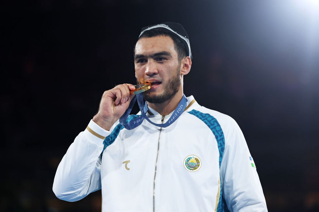 Олимпийский чемпион по боксу из Узбекистана попался на допинге  Олимпийский чемпион Парижа по боксу Лазизбек Муллажонов из Узбекистана сдал положительный тест на допинг. Об этом сообщается на сайте Международного агентства допинг-тестирования  ITA .  В пробе 26-летнего боксера, взято 11 июня во внесоревновательный период, был обнаружен метастерон — синтетический анаболико-андрогенный стероид, связанный со стимуляцией быстрого роста мышц, увеличением силы и мощности.  «Спортсмен проинформирован о данном случае и имеет право запросить анализ пробы «B», — говорится в заявлении ITA.  На Муллажонова было наложено временное отстранение.  Муллажонов на Олимпиаде в Париже завоевал золото в тяжелом весе. Также он является бронзовым призером чемпионата мира 2023 года.   Getty Images  Подписаться на «РБК Спорт»