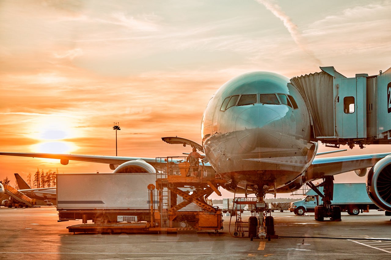Air Astana отменила рейсы между Алматы и Дели Авиакомпания сообщила об отмене рейсов на фоне обострения конфликта Индии и Пакистана. «В связи с закрытием воздушного пространства между Индией и Пакистаном авиакомпания Air Astana вынуждена отменить рейсы KC 907/908 по маршруту Алматы — Дели— Алматы от 8 мая», — говорится в сообщении. Пассажирам обещают полный возврат стоимости билетов. Также в авиакомпании заявили, что прорабатывают возможность организации репатриационных рейсов по альтернативным маршрутам для возвращения граждан Казахстана и других пассажиров Air Astana на родину. • Фото: Envato.