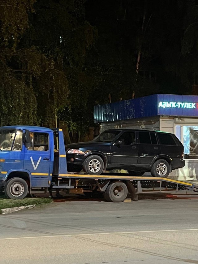 Мужчина с макетом автомата пытался запугать росгвардейцев в Белебее Четверо неадекватов заехали прямо на территорию парка, вышли из машины и начали дебоширить. На место прибыли силовики, которым один из мужчин стал угрожать макетом АК. Затем он сел в авто и попытался скрыться, однако через несколько минут его задержали и арестовали на 14 суток. Регнум