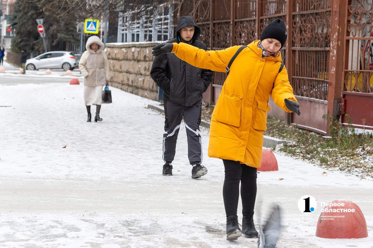 Глава Челябинска отчитал управляйки за скользкие дворы С приходом зимы челябинские дворы превратились в катки Управляющим компаниям дано поручение по противогололедной обработке Утром вел детей в школу улицы посыпаны Зашел во двор там катушка Уверен такие ситуации есть еще по городу Прошу жителей доводить информацию до нас сказал Алексей Лошкин Подписаться Прислать новость Подпишись на МАХ