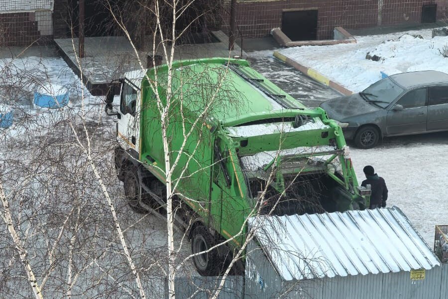 Нужно выравнивать ситуацию регоператор с июля не платит подрядчикам за вывоз мусора в Новосибирске На рассмотрение октябрьской сессии регионального парламента был вынесен вопрос о передаче в областную собственность АО Спецавтохозяйство собственником которого ранее являлась мэрия Новосибирска В ходе обсуждения выяснилось что вопрос этот крайне срочный Депутат Заксобрания Андрей Любавский ранее работавший в горсовете Новосибирска отметил что пока Спецавтохозяйство отвечало только за уборку города предприятие работало без убытков Когда ему поручили взять на себя ответственность за вывоз мусора из области убытки начали накапливаться около 70 млн рублей каждый месяц Подробнее читайте по ссылке     INFOPRO54 Фото редакции Infopro54 автор Оксана Мочалова